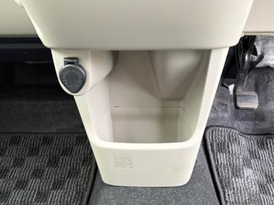 ���[���@�V�����Îԁ@6��ڂƂȂ�Ѱ�ނł͏�J���ޯ��ޱ�⍶�E�Ɨ��ײ���Լ�Ă��̗p������STOP��CVT�ŔR���4WD�ł�27.6Km/L!H29�N��ϲŰ��ݼނ����ĸ��قȂǂ�ύX����ϰı��Ă�Ver3�ɂȂ���s�ґΉ�ڰ�ް��ڰ��ɡ�ق��������e�́���ڽ���d���i�[�Ӻ��ޱ�װ��VSA������h�~���߼�݂́���ذ����پ��TV���ޯ���ׁ�ETC���t���Ă��܂��