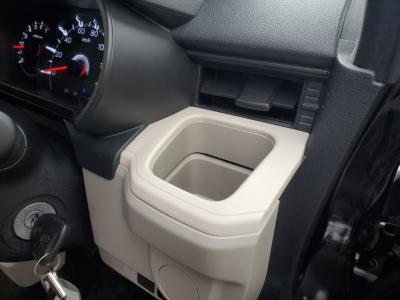 ���[���@�V�����Îԁ@6���Ѱ�ނɂȂ��ď�J���ޯ��ޱ�⍶�E�Ɨ��ײ���Լ�Ă��̗p������STOP��CVT�ŔR���31.0Km/L!H29�N��ϲ���ݼނ����ĸ��قȂǂ�ύX�����ϰı��Ă�Ver3�ɂȂ褕��s�ґΉ�ڰ�ް��ڰ�����Ű�ݻ��t���ɂȂ�܂��������ڽ����ײ�޼���׽���d���i�[�Ӻ��ޱ�װ��VSA������h�~��CD���߂Ȃǂ𑕔��