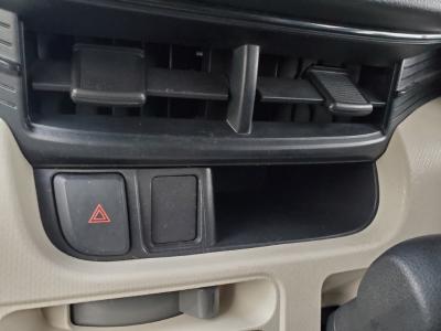 ���[���@�V�����Îԁ@6���Ѱ�ނɂȂ��ď�J���ޯ��ޱ�⍶�E�Ɨ��ײ���Լ�Ă��̗p������STOP��CVT�ŔR���31.0Km/L!H29�N��ϲ���ݼނ����ĸ��قȂǂ�ύX�����ϰı��Ă�Ver3�ɂȂ褕��s�ґΉ�ڰ�ް��ڰ�����Ű�ݻ��t���ɂȂ�܂��������ڽ����ײ�޼���׽���d���i�[�Ӻ��ޱ�װ��VSA������h�~��CD���߂Ȃǂ𑕔��