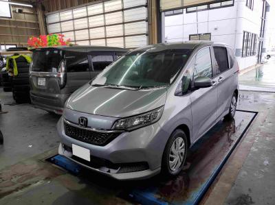 �t���[�h�@�V�����Îԁ@2��ڂ�1.5L�ݼ�݂�CVT�ŔR��19.0km/L�7�l������߂ő����́����޾ݼݸ�(ڰ�ް��ڰ��ڰ�ް�ٰ��C)��������ܰ�ײ���ޱ�����ذ&�߯�����ā����AC��۰ٻݼ���ށ���̫���ޭ�PKG(ܲ�߰�ޱ����˰���װ)�ق���߼�݂́���ذ��ށ���ޑ����p��߼��PKG(�ޯ���ץ�ñ�ݸ޽���)��ETC���t���Ă��܂��B