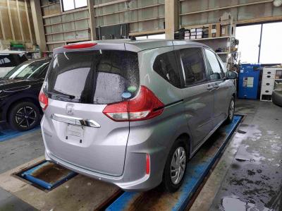 �t���[�h�@�V�����Îԁ@2��ڂ�1.5L�ݼ�݂�CVT�ŔR��19.0km/L�7�l������߂ő����́����޾ݼݸ�(ڰ�ް��ڰ��ڰ�ް�ٰ��C)��������ܰ�ײ���ޱ�����ذ&�߯�����ā����AC��۰ٻݼ���ށ���̫���ޭ�PKG(ܲ�߰�ޱ����˰���װ)�ق���߼�݂́���ذ��ށ���ޑ����p��߼��PKG(�ޯ���ץ�ñ�ݸ޽���)��ETC���t���Ă��܂��B