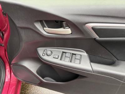 �t�B�b�g�@�V�����Îԁ@�����STOP��CVT�ŔR���24.4km/L�H29�N6����ϲ��݂��Č���^�ɡ���ʎd�l�ԂŁ����ļ��˰����360�����߰UV&IR��Ķ�׽�����ڽĕt�����ݿ�ق��t���ق����߼�݂́����޾ݼݸ�(ڰ�ް��ڰ������َx���tڰ�ް�ٰ��)��LEDͯ��ײā���ޑ����pSPL�߯�(�ޯ���ץ����ٽ���)��ETC����ذ����پ��TV���t���Ă��܂��B