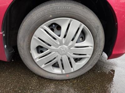 �t�B�b�g�@�V�����Îԁ@�����STOP��CVT�ŔR���24.4km/L�H29�N6����ϲ��݂��Č���^�ɡ���ʎd�l�ԂŁ����ļ��˰����360�����߰UV&IR��Ķ�׽�����ڽĕt�����ݿ�ق��t���ق����߼�݂́����޾ݼݸ�(ڰ�ް��ڰ������َx���tڰ�ް�ٰ��)��LEDͯ��ײā���ޑ����pSPL�߯�(�ޯ���ץ����ٽ���)��ETC����ذ����پ��TV���t���Ă��܂��B