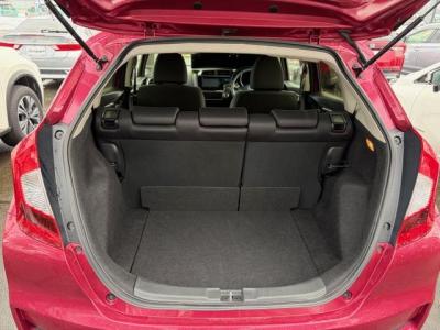 �t�B�b�g�@�V�����Îԁ@�����STOP��CVT�ŔR���24.4km/L�H29�N6����ϲ��݂��Č���^�ɡ���ʎd�l�ԂŁ����ļ��˰����360�����߰UV&IR��Ķ�׽�����ڽĕt�����ݿ�ق��t���ق����߼�݂́����޾ݼݸ�(ڰ�ް��ڰ������َx���tڰ�ް�ٰ��)��LEDͯ��ײā���ޑ����pSPL�߯�(�ޯ���ץ����ٽ���)��ETC����ذ����پ��TV���t���Ă��܂��B