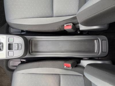 �t�B�b�g�@�V�����Îԁ@R2�N��������ݼނ���4���̨�ġ1.5L�ݼ�݂ɔ��d�Ƌ쓮�p��2Ӱ��ʲ��د�޼��т�V�̗p��R���WLTC29.4km/L������́����޾ݼݸ�(ڰ�ް��ڰ��ڰ�ް�ٰ��)��LEDͯ��ײā����AC��LED��ݶ��t�d�i�ޱ�װ���d���߰�ݸ���ڰ������ذ&�߯�������ق���߼�݂́���ذ��ށ��ޯ���ׁ�ETC�Ȃǂ𑕔��