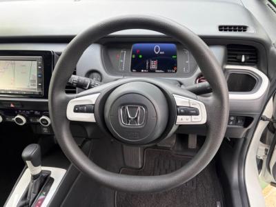 �t�B�b�g�@�V�����Îԁ@R2�N��������ݼނ���4���̨�ġ1.5L�ݼ�݂ɔ��d�Ƌ쓮�p��2Ӱ��ʲ��د�޼��т�V�̗p��R���WLTC29.4km/L������́����޾ݼݸ�(ڰ�ް��ڰ��ڰ�ް�ٰ��)��LEDͯ��ײā����AC��LED��ݶ��t�d�i�ޱ�װ���d���߰�ݸ���ڰ������ذ&�߯�������ق���߼�݂́���ذ��ށ��ޯ���ׁ�ETC�Ȃǂ𑕔��