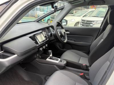 �t�B�b�g�@�V�����Îԁ@R2�N��������ݼނ���4���̨�ġ1.5L�ݼ�݂ɔ��d�Ƌ쓮�p��2Ӱ��ʲ��د�޼��т�V�̗p��R���WLTC29.4km/L������́����޾ݼݸ�(ڰ�ް��ڰ��ڰ�ް�ٰ��)��LEDͯ��ײā����AC��LED��ݶ��t�d�i�ޱ�װ���d���߰�ݸ���ڰ������ذ&�߯�������ق���߼�݂́���ذ��ށ��ޯ���ׁ�ETC�Ȃǂ𑕔��