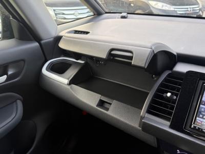 �t�B�b�g�@�V�����Îԁ@R2�N��������ݼޡ1.5L�ݼ�݂ɔ��d�Ƌ쓮�p��2Ӱ��ʲ��د�޼��т�V�̗p��R���WLTC25.6km/L������޾ݼݸ�(ڰ�ް��ڰ�&ڰ�ް�ٰ��)����LEDͯ��ײā����AC���d���߰�ݸ���ڰ������ذ&�߯�����ā�ܲ�߰�ޱ�������߼�݂́���ذ��ށ�ETC�t���