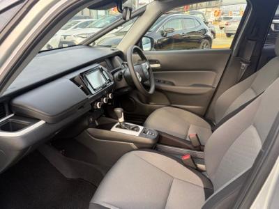 �t�B�b�g�@�V�����Îԁ@R2�N��������ݼޡ1.5L�ݼ�݂ɔ��d�Ƌ쓮�p��2Ӱ��ʲ��د�޼��т�V�̗p��R���WLTC25.6km/L������޾ݼݸ�(ڰ�ް��ڰ�&ڰ�ް�ٰ��)����LEDͯ��ײā����AC���d���߰�ݸ���ڰ������ذ&�߯�����ā�ܲ�߰�ޱ�������߼�݂́���ذ��ށ�ETC�t���