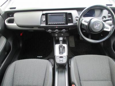 �t�B�b�g�@�V�����Îԁ@R4�N10����ϲŰ��ݼޡ1.5L�ݼ�݂ɔ��d�Ƌ쓮�p��2Ӱ��ʲ��د�޼��т͏o�͂�UP��R��WLTC29.0km/L�Ɍ��㡑����́����޾ݼݸ�(ڰ�ް��ڰ�&�ٰ��)����LEDͯ��ײā����AC���d���߰�ݸ���ڰ������ذ&�߯�����đ���߼�݂́���ذ��ށ���ޑ����pSPL�߯�(�ޯ���ד�)��ETC�����ں���t���Ă��܂��