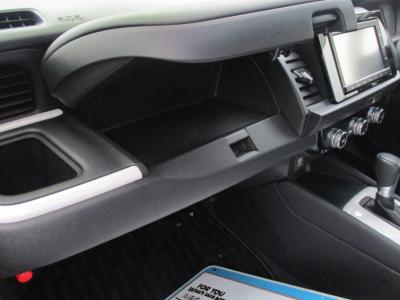 �t�B�b�g�@�V�����Îԁ@R4�N10����ϲŰ��ݼޡ1.5L�ݼ�݂ɔ��d�Ƌ쓮�p��2Ӱ��ʲ��د�޼��т͏o�͂�UP��R��WLTC29.0km/L�Ɍ��㡑����́����޾ݼݸ�(ڰ�ް��ڰ�&�ٰ��)����LEDͯ��ײā����AC���d���߰�ݸ���ڰ������ذ&�߯�����đ���߼�݂́���ذ��ށ���ޑ����pSPL�߯�(�ޯ���ד�)��ETC�����ں���t���Ă��܂��