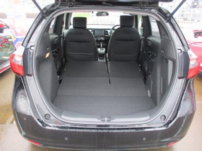 �t�B�b�g�@�V�����Îԁ@R4�N10����ϲŰ��ݼޡ1.5L�ݼ�݂ɔ��d�Ƌ쓮�p��2Ӱ��ʲ��د�޼��т͏o�͂�UP��R��WLTC29.0km/L�Ɍ��㡑����́����޾ݼݸ�(ڰ�ް��ڰ�&�ٰ��)����LEDͯ��ײā����AC���d���߰�ݸ���ڰ������ذ&�߯�����đ���߼�݂́���ذ��ށ���ޑ����pSPL�߯�(�ޯ���ד�)��ETC�����ں���t���Ă��܂��