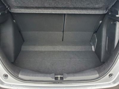 �t�B�b�g�@�V�����Îԁ@R2�N�ɏo��4���̨�Ă�ʲ��د�ޡ1.5L�ݼ�݂ɔ��d�Ƌ쓮�p��2Ӱ��ʲ��د�޼��т�V�̗p��R���JC08Ӱ��38.6km/L������́�LEDͯ��ײā����AC��LED��ݶ��t�d�i�ޱ�װ���d���߰�ݸ���ڰ������ذ&�߯�������ق���߼�݂́���ذ��ށ��ޯ���ׁ�ETC�Ȃǂ𑕔��