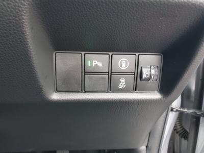 �t�B�b�g�@�V�����Îԁ@R2�N�ɏo��4���̨�Ă�ʲ��د�ޡ1.5L�ݼ�݂ɔ��d�Ƌ쓮�p��2Ӱ��ʲ��د�޼��т�V�̗p��R���JC08Ӱ��38.6km/L������́�LEDͯ��ײā����AC��LED��ݶ��t�d�i�ޱ�װ���d���߰�ݸ���ڰ������ذ&�߯�������ق���߼�݂́���ذ��ށ��ޯ���ׁ�ETC�Ȃǂ𑕔��