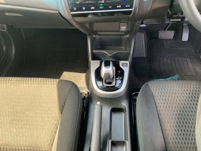 �t�B�b�g�@�V�����Îԁ@H29�N6����ϲ��݂Ō���^�ɂȂ�F&R����߰�޻޲ݓ���ύX�ʲ��د�ނ�1.5L�ݼ�݂�Ӱ����7��DCT��g�������R��36.4km/L������́����ذ&�߯���������������ٵ��AC��VSA������h�~�ق���߼�݂́����޾ݼݸ�(ڰ�ް��ڰ��ڰ�ް�ٰ��C)����ذ���&�ޯ���ׁ�ETC���t���Ă��܂�!