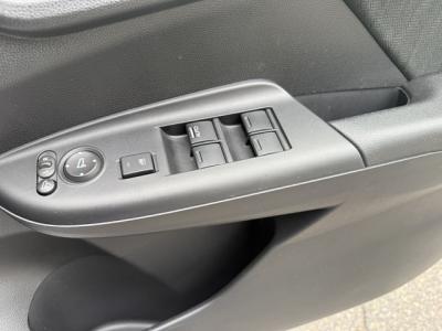 �V���g���@�V�����Îԁ@R1�N5����ϲŰ��ݼނŌ���^�ɡ�O������߰�޻޲݂Ȃǂ�ύX�������޾ݼݸ�(ڰ�ް��ڰ������ّ��Ǖtڰ�ް�ٰ��)���̗p�1.5L�ݼ�݂�7��AT�ŔR���25.2km/L��������e�́����ذ&�߯������������AC���d���i�[�ޱ�װ����ײ�޼���׽�ق����߼�݂́���ذ����پ��TV����ޑ���PKG(�ޯ���ץ�ñ�ݸ��Ӻ�)��ETC���t���Ă��܂�!