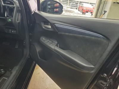 �V���g���@�V�����Îԁ@�l�C��ʲ��د�ޡ̨��HV�Ɠ���1.5L�ݼ��&Ӱ����7��AT�ŔR���34.4km/L!̨�Ă��40cm������Ᏸ�ōL��׹ޯ�޽�߰�������́����ذ&�߯�����ā����AC���߼�݂́���ذ����پ��TV���ޯ���ׁ�ETC�Ȃǂ��t���Ă��܂�!