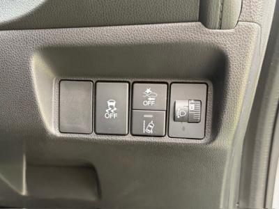 �V���g���@�V�����Îԁ@R1�N5����ϲŰ��ݼނŌ���^�ɡ�O������߰�޻޲݂Ȃǂ�ύX�������޾ݼݸ�(ڰ�ް��ڰ������ّ��Ǖtڰ�ް�ٰ��)���̗p�1.5L�ݼ�݂�7��AT�ŔR���25.2km/L��������e�́����ذ&�߯������������AC���d���i�[�ޱ�װ����ײ�޼���׽�ق����߼�݂́���ذ���&�ޯ���ׁ�ETC���t���Ă��܂��I