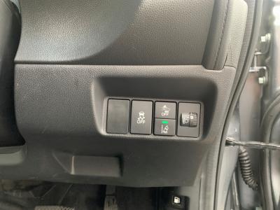 �V���g���@�V�����Îԁ@R1�N5����ϲŰ��ݼނŌ���^�ɡ�O������߰�޻޲݂Ȃǂ�ύX�������޾ݼݸ�(ڰ�ް��ڰ������ّ��Ǖtڰ�ް�ٰ��)���̗p�1.5L�ݼ�݂�7��AT�ŔR���25.2km/L��������e�́����ذ&�߯������������AC���d���i�[�ޱ�װ����ײ�޼���׽��CD���߂Ȃǂ��t���Ă��܂��I