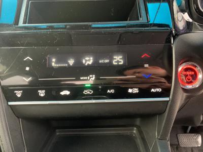 �V���g���@�V�����Îԁ@R1�N5����ϲŰ��ݼނŌ���^�ɡ�O������߰�޻޲݂Ȃǂ�ύX�������޾ݼݸ�(ڰ�ް��ڰ������ّ��Ǖtڰ�ް�ٰ��)���̗p�1.5L�ݼ�݂�7��AT�ŔR���25.2km/L��������e�́����ذ&�߯������������AC���d���i�[�ޱ�װ����ײ�޼���׽��CD���߂Ȃǂ��t���Ă��܂��I