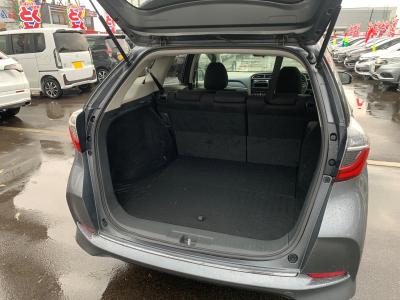 �V���g���@�V�����Îԁ@R1�N5����ϲŰ��ݼނŌ���^�ɡ�O������߰�޻޲݂Ȃǂ�ύX�������޾ݼݸ�(ڰ�ް��ڰ������ّ��Ǖtڰ�ް�ٰ��)���̗p�1.5L�ݼ�݂�7��AT�ŔR���25.2km/L��������e�́����ذ&�߯������������AC���d���i�[�ޱ�װ����ײ�޼���׽��CD���߂Ȃǂ��t���Ă��܂��I