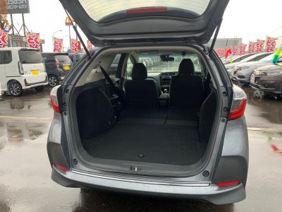 �V���g���@�V�����Îԁ@R1�N5����ϲŰ��ݼނŌ���^�ɡ�O������߰�޻޲݂Ȃǂ�ύX�������޾ݼݸ�(ڰ�ް��ڰ������ّ��Ǖtڰ�ް�ٰ��)���̗p�1.5L�ݼ�݂�7��AT�ŔR���25.2km/L��������e�́����ذ&�߯������������AC���d���i�[�ޱ�װ����ײ�޼���׽��CD���߂Ȃǂ��t���Ă��܂��I