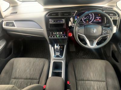 �V���g���@�V�����Îԁ@R1�N5����ϲŰ��ݼނŌ���^�ɡ�O������߰�޻޲݂Ȃǂ�ύX�������޾ݼݸ�(ڰ�ް��ڰ������ّ��Ǖtڰ�ް�ٰ��)���̗p�1.5L�ݼ�݂�7��AT�ŔR���25.2km/L��������e�́����ذ&�߯������������AC���d���i�[�ޱ�װ����ײ�޼���׽��CD���߂Ȃǂ��t���Ă��܂��I