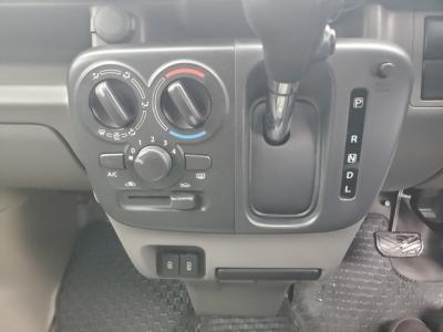 �~�j�L���u�o���@�V�����Îԁ@���بV�̎O�H�šR6�N3����ϲŰ��ݼނ�CVT���ς�V���ڂ������STOP�ƂŔR���WLTC16.4km/L��V���Ɂ���ڰ�LSD��2WD����4WD�LOCK4WD�𽲯��I���\��3Ӱ��4WD���̗p��ق������́��ϰ�ުݼ���ڰ���������ܰ����ށ���ڽ����ײ�޼���׽��USB�d���ق���߼�݂́���ذ���1���TV&�ޯ���ׁ�ETC�����ں���t���Ă��܂��