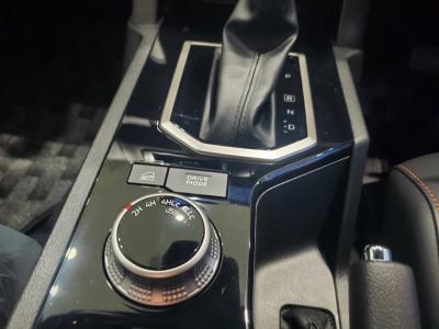 �g���C�g���@�V�����Îԁ@R6�N2��������{��14�N�Ԃ�ɔ̔����ꂽ�ײ�ݡW���ނ�5�l���Ť2.4L�ި�������޴ݼ�݂�6��AT�𓋍ڡ�����́�9�������پ��TV��360���׳���������e-����(ڰ�ް��ڰ��ڰ�ް�ٰ��)��LEDͯ��ײā��v��ܰ���&˰����18�����Ё��ޯ��ײŰ�Ȃǂ𑕔��