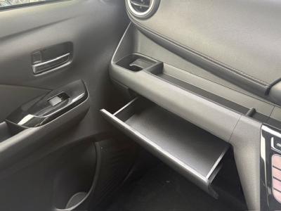 �f�C�Y�@�V�����Îԁ@R5�N9����ϲ��݂��O������߰���Ђ��޻޲݂�ύX���Č���^�ɡ�����ʲ��د�ނ�CVT�ŔR���WLTC23.3km/L��l�C��ʲ������(�V��184.9���~)�ő����́��ϰ�ުݼ���ڰ��C�Ű�����&14�����Ё�LEDͯ��ײā����ذ&�߯�����ā��׳����ޭ��������ñ�ݸ��Ӻ݂Ȃǡ��߼�ݶװ�́��߰�°�݂ł�!