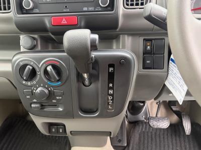 �m�u�P�O�O�N���b�p�[�@�V�����Îԁ@���ب�̓��Y�š4�����ςƽ����ؑւ����߰����4WD�̑g���킹��㋉��ڰ��GX�ɂ́��ϰ�ުݼ���ڰ���VDC������h�~����ײ�޼���׽����ڽ��������ܰ����ށ��d���i�[�ޱ�װ��̧��د���Đ��n��CD���߂Ȃǂ̑����߼�݂́��O�����ں�t�޼���ٰ��װ��HIDײā�ETC���ޱ�޲�ް�t!