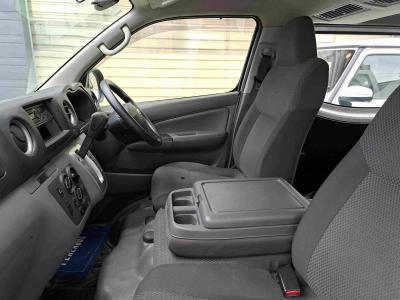 �m�u�R�T�O�L�����o���@�V�����Îԁ@2.5L�ި�������ނ�5��AT�𓋍ڂ�4WD��l�C��6�l���A5�ޱ���ߡH29�N7����ϲŰ��ݼނő�^VӰ��ݸ��ق�����Ͻ��ɕύX������́��ϰ�ުݼ���ڰ�����ڽ����ܰ����ށ�AMFM׼޵����˰���ق���߼�݂́��Ը�װ�Ȃǂ��t���Ă��܂��