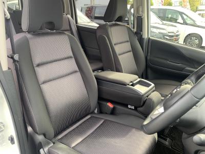 �Z���i�@�V�����Îԁ@�����ʲ��د�ނŔR��17.2km/L�H���V��2�ɂ́�LEDͯ��ײā������ݽ��ذ���SDr�����ݸ޽ײ��2nd��ā��ϰ�ުݼ���ڰ������ذ&�߯�����ĂȂǂ̑����߼�݂́���ذ����پ��TV������߲ۯ�(ڰ�ް�ٰ��C)���׳����ޭ���������ؼު��ٰ��װ�����˰��&�����˰����ETC���t���Ă��܂��B