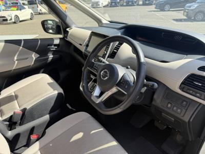 �Z���i�@�V�����Îԁ@�����ʲ��د�ނŔR���17.2km/L�B�����́��ٴ�ہ��ϰ�ުݼ���ڰ������ذ&�߯����������ٰ�޺��۰قق����ʎd�l��V��2�ɂ́�LEDͯ��ײā������ݽ��ذ���SDr��16��Ё����K�p�b�N(USB�d��)���ݸ޽ײ��2nd&3rd��ā�������Ӻ݂��t���A��߼�݂́�9�������پ��TV�����è�߯�B(����߲ۯĥ�׳����ޭ����)��ETC���t���Ă��܂��