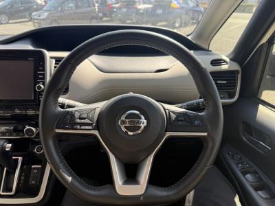 �Z���i�@�V�����Îԁ@�����ʲ��د�ނŔR���17.2km/L�B�����́��ٴ�ہ��ϰ�ުݼ���ڰ������ذ&�߯����������ٰ�޺��۰قق����ʎd�l��V��2�ɂ́�LEDͯ��ײā������ݽ��ذ���SDr��16��Ё����K�p�b�N(USB�d��)���ݸ޽ײ��2nd&3rd��ā�������Ӻ݂��t���A��߼�݂́�9�������پ��TV�����è�߯�B(����߲ۯĥ�׳����ޭ����)��ETC���t���Ă��܂��