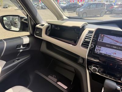 �Z���i�@�V�����Îԁ@�����ʲ��د�ނŔR���17.2km/L�B�����́��ٴ�ہ��ϰ�ުݼ���ڰ������ذ&�߯����������ٰ�޺��۰قق����ʎd�l��V��2�ɂ́�LEDͯ��ײā������ݽ��ذ���SDr��16��Ё����K�p�b�N(USB�d��)���ݸ޽ײ��2nd&3rd��ā�������Ӻ݂��t���A��߼�݂́�9�������پ��TV�����è�߯�B(����߲ۯĥ�׳����ޭ����)��ETC���t���Ă��܂��