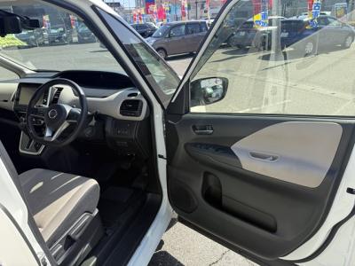 �Z���i�@�V�����Îԁ@�����ʲ��د�ނŔR���17.2km/L�B�����́��ٴ�ہ��ϰ�ުݼ���ڰ������ذ&�߯����������ٰ�޺��۰قق����ʎd�l��V��2�ɂ́�LEDͯ��ײā������ݽ��ذ���SDr��16��Ё����K�p�b�N(USB�d��)���ݸ޽ײ��2nd&3rd��ā�������Ӻ݂��t���A��߼�݂́�9�������پ��TV�����è�߯�B(����߲ۯĥ�׳����ޭ����)��ETC���t���Ă��܂��