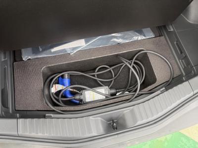 ���y�S�w�@�V�����Îԁ@R4�N5���ɏo���V�^�d�C�����ԡ4WD�͍ő�q������540km�ōŏ㋉��ڰ��Z(�V��650���~)�ɂ́�12.3������TV��360����ׁ�ETC��JBL����ށ�ڻް��ܰ��ā��S�ȼ��˰���������˰������ܰ�ޯ��ޱ��18�����Ё�LEDײā�T���è�ݽ��T���Ҳ�(��������)���ق���߼�݂́������Ѱ�ٰ̂��t���Ă��܂��B