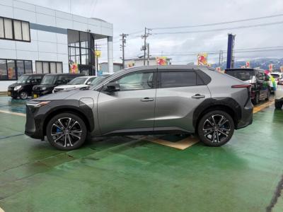 ���y�S�w�@�V�����Îԁ@R4�N5���ɏo���V�^�d�C�����ԡ4WD�͍ő�q������540km�ōŏ㋉��ڰ��Z(�V��650���~)�ɂ́�12.3������TV��360����ׁ�ETC��JBL����ށ�ڻް��ܰ��ā��S�ȼ��˰���������˰������ܰ�ޯ��ޱ��18�����Ё�LEDײā�T���è�ݽ��T���Ҳ�(��������)���ق���߼�݂́������Ѱ�ٰ̂��t���Ă��܂��B