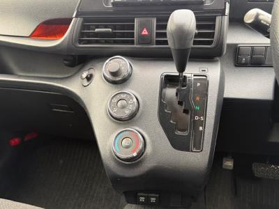 �V�G���^�@�V�����Îԁ@�ʐ����Ȃ�4WD6�l���!H30�N9����ϲŰ��ݼނŌ���^�ɂȂ�����̪����ύX�1.5L�ݼ�݂�CVT�ŔR���15.4km/L!�������e�́���ܰ�ײ���ޱ����ڽ����ײ�޼���׽��S-VSC������h�~�ق���߼�݂́���ذ���&�ޯ���ׁ�ETC���t���Ă��܂��B