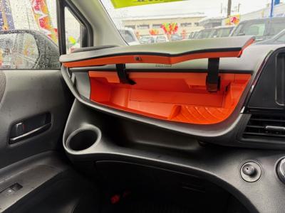 �V�G���^�@�V�����Îԁ@�ʐ����Ȃ�4WD6�l���!H30�N9����ϲŰ��ݼނŌ���^�ɂȂ�����̪����ύX�1.5L�ݼ�݂�CVT�ŔR���15.4km/L!�������e�́���ܰ�ײ���ޱ����ڽ����ײ�޼���׽��S-VSC������h�~�ق���߼�݂́���ذ���&�ޯ���ׁ�ETC���t���Ă��܂��B