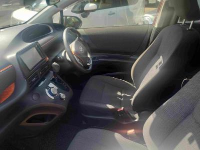 �V�G���^�@�V�����Îԁ@�l�C��ʲ��د��X��7�l���H30�N9����ϲ��݂Ō���^�ɂȂ�����̪����ύX�1.5L�ݼ�݂�Ӱ����CVT�ŔR���WLTC22.8km/L!������́���ܰ�ײ���ޱ����Ĵ��݁����è���Ұ���Ȃǂ̑����߼�݂́�������è�ݽ(ڰ�ް��ڰ�)�����ذ&�߯�����ā���ذ����پ��TV�������ިP(�ޯ���ץ����ٽ���)��ETC���t���Ă��܂�!