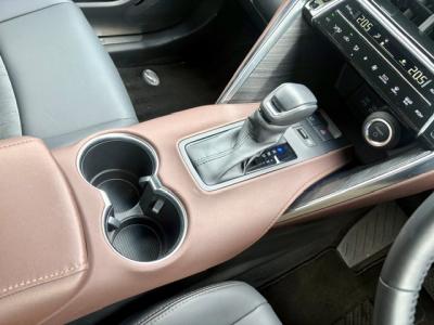 �n���A�[�n�C�u���b�h�@�V�����Îԁ@�㋉��ڰ�ނ�ʲ��د�ނŔR��WLTC22.3km/L������́�������è�ݽ(ڰ�ް�ٰ��)��ʰ�ڻް��ܰ��ā����ذ��LEDͯ��ײā��ر�ݽ�Ű���޼��ٲ�Ű�װ(���ں�t)��12.3�������پ��TV��JBL����ށ���ܰ�ޯ��ޱ��ETC��19�����Ђق���߼�݂́�ϯ�&�ޱ�޲�ް�Ȃǂ𑕔��