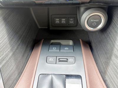 �n���A�[�n�C�u���b�h�@�V�����Îԁ@�㋉��ڰ�ނ�ʲ��د�ނŔR��WLTC22.3km/L������́�������è�ݽ(ڰ�ް�ٰ��)��ʰ�ڻް��ܰ��ā����ذ��LEDͯ��ײā��ر�ݽ�Ű���޼��ٲ�Ű�װ(���ں�t)��12.3�������پ��TV��JBL����ށ���ܰ�ޯ��ޱ��ETC��19�����Ђق���߼�݂́�ϯ�&�ޱ�޲�ް�Ȃǂ𑕔��