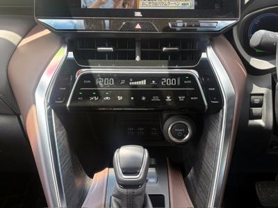 �n���A�[�n�C�u���b�h�@�V�����Îԁ@R2�N6���ɏo��4��ڡʲ��د�ނŔR��WLTC22.3km/L�R4�N10����ϲ��݂ŏ㋉��ڰ�ނ�Z�ɂ́�12.3�������پ��TV���̗p�����ق���������è�ݽ(ڰ�ް��ڰ��ڰ�ް�ٰ��)�����ذ&�߯�����ā�LEDͯ��ײ�&̫�ށ�18�����Ё�F��ܰ��ā��ر�ݽ�Ű���޼��ٲ�Ű�װ(���ں�t)����ܰ�ޯ��ޱ���ޯ���וt���