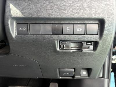 �n���A�[�n�C�u���b�h�@�V�����Îԁ@R2�N6���ɏo��4��ڡʲ��د�ނŔR��WLTC22.3km/L�R4�N10����ϲ��݂ŏ㋉��ڰ�ނ�Z�ɂ́�12.3�������پ��TV���̗p�����ق���������è�ݽ(ڰ�ް��ڰ��ڰ�ް�ٰ��)�����ذ&�߯�����ā�LEDͯ��ײ�&̫�ށ�18�����Ё�F��ܰ��ā��ر�ݽ�Ű���޼��ٲ�Ű�װ(���ں�t)����ܰ�ޯ��ޱ���ޯ���וt���