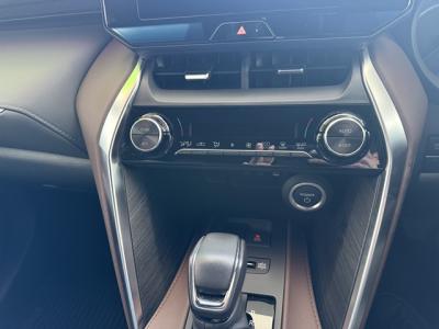 �n���A�[�n�C�u���b�h�@�V�����Îԁ@R2�N6���ɏo��4����ر��ʲ��د�ނŔR��WLTC22.3km/L���ٸ�ڰ�ނ�G�ɂ́�������è�ݽ(ڰ�ް��ڰ��ڰ�ް�ٰ��)�����ذ&�߯�����ā�LEDͯ��ײ�&̫�ށ�18�����Ё�F��ܰ��ā��ر�ݽ�Ű���޼��ٲ�Ű�װ(���ں�t)����ܰ�ޯ��ޱ��8�������پ��TV���ޯ���ׁ�ETC�Ȃǂ𑕔��