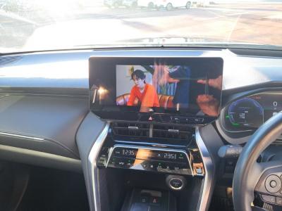 �n���A�[�n�C�u���b�h�@�V�����Îԁ@R2�N6���ɏo��4��ڡʲ��د�ނŔR��WLTC22.3km/L�R4�N10����ϲ��݂ŏ㋉��ڰ�ނ�Z�ɂ́�12.3�������پ��TV���̗p�����ق���������è�ݽ(ڰ�ް��ڰ��ڰ�ް�ٰ��)�����ذ&�߯�����ā�LEDͯ��ײ�&̫�ށ�18�����Ё�F��ܰ��ā��ر�ݽ�Ű���޼��ٲ�Ű�װ(���ں�t)����ܰ�ޯ��ޱ���ޯ���וt���
