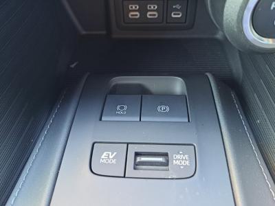 �n���A�[�n�C�u���b�h�@�V�����Îԁ@R2�N6���ɏo��4��ڡʲ��د�ނŔR��WLTC22.3km/L�R4�N10����ϲ��݂ŏ㋉��ڰ�ނ�Z�ɂ́�12.3�������پ��TV���̗p�����ق���������è�ݽ(ڰ�ް��ڰ��ڰ�ް�ٰ��)�����ذ&�߯�����ā�LEDͯ��ײ�&̫�ށ�18�����Ё�F��ܰ��ā��ر�ݽ�Ű���޼��ٲ�Ű�װ(���ں�t)����ܰ�ޯ��ޱ���ޯ���וt���